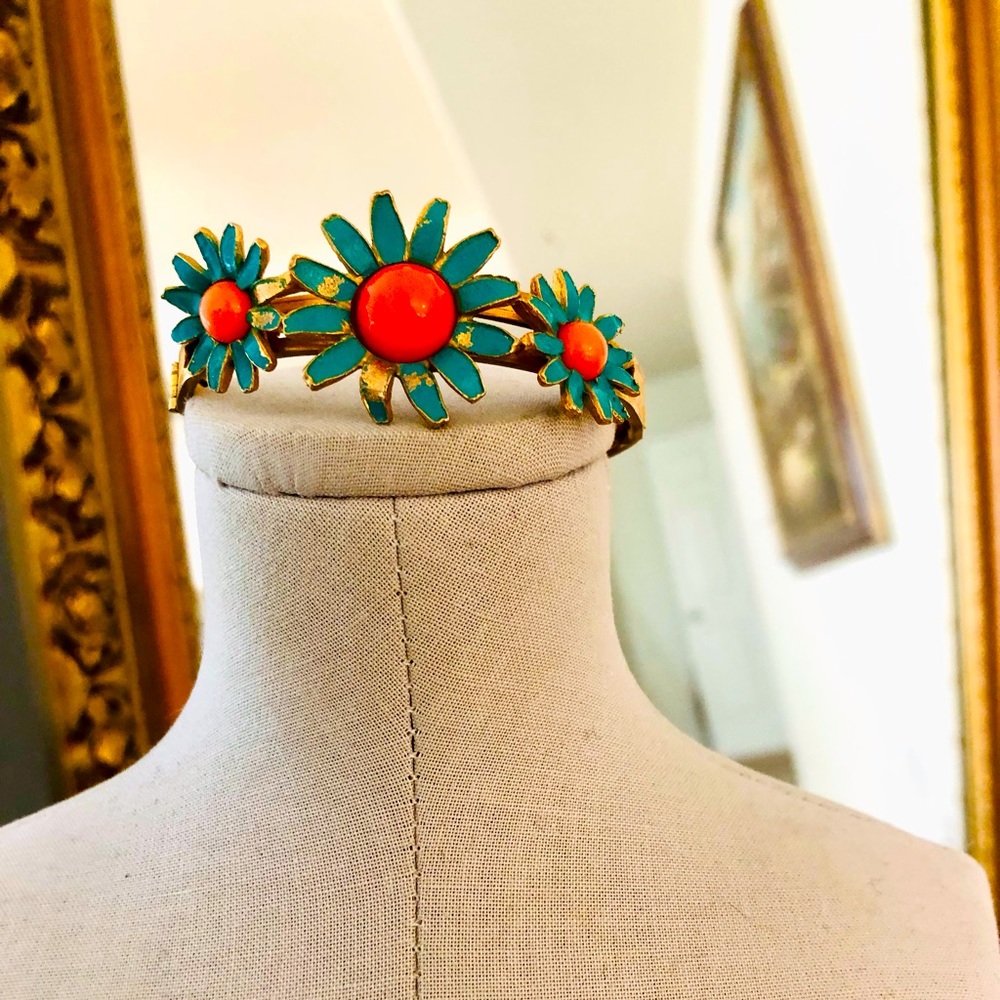 Vintage Weiss Flower Mod Bracelet 🌸
